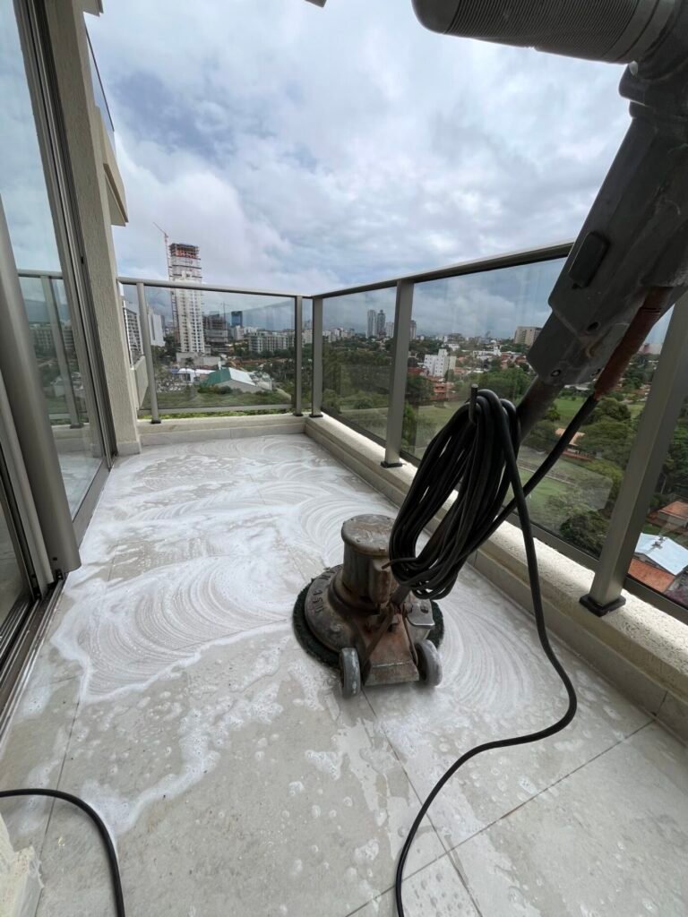 Limpieza final de obra en edificio